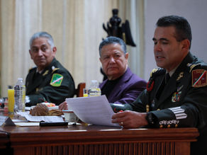 Julio Menchaca recibe a nuevo comandante de la 18/a. Zona Militar