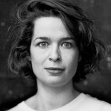 LIEKE MARSMAN (1990) debuteerde op jonge leeftijd met de dichtbundel Wat ik mijzelf graag voorhoud. Daarmee won ze meteen de C. Buddingh-prijs, de Lucy B. en C.W. van der Hoogtprijs en de Liegend Konijn Debuutprijs. Drie jaar later verscheen De eerste letter. In 2017 verscheen haar eerste roman: in Het tegenovergestelde van een mens, waarin ze ze proza met poëzie en essayistiek vervlecht in een stilistische zoektocht om een groot en actueel thema van deze tijd te kunnen belichten: klimaatverandering. In 2017 verscheen eveneens Man met hoed, een bundel verzameld werk, waarin ook vertalingen van haar hand zijn opgenomen. In het essay Met mij alles goed, vertelt ze haar persoonlijke verhaal over hoe kanker haar leven plotseling bepaalde. Lieke woont in Amsterdam.
