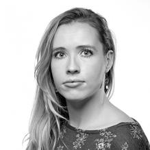 MIEKE VAN ZONNEVELD (1989 ) is dichter, letterkundige en docent Nederlands. Ze studeerde Nederlands en oudheidkunde aan de Vrije Universiteit Amsterdam.
Mieke debuteerde in 2016 met haar bundel Leger en publiceerde eerder in De Tweede Ronde, De Gids, Awater, Das Magazin, Liter en Avantgaerde. In 2013 won ze de Turing Gedichtenwedstrijd. Mieke van Zonneveld is tevens stadsdichter van Hilversum. Als lid van het Feest der Poezie draagt ze bij aan literaire salons en schrijft ze voor het periodiek Avant Gaerde.