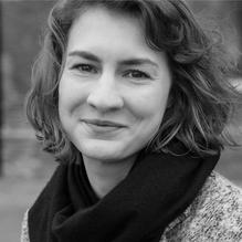 LUCIA OSBORNE_CROWLEY is journaliste, essayist, schrijver en juridisch onderzoeker. Haar artikelen verschenen o.a. in The Guardian, Huffington Post en The Wall Street Journal. Haar debuut Ik kies Elena is gebasseerd op eerder gepubliceerde essays rond de thematiek 'Liefde na Trauma' in The Lifted Brow. Lucia woont in London.