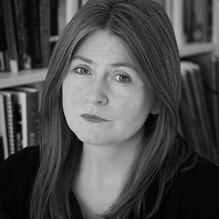 DERYN REES-JONES is een Engels-Welsh dichter en woont en werkt in Liverpool, alwaar ze is verbonden als professor of poetry aan de University of Liverpool. Voor haar proefschrift deed ze onderzoek naar vrouwelijke dichters. Ze won verschillende prijzen met haar eigen dichtbundels en werd in 2012 genomineerd voor de prestigieuze T S Eliot prize.