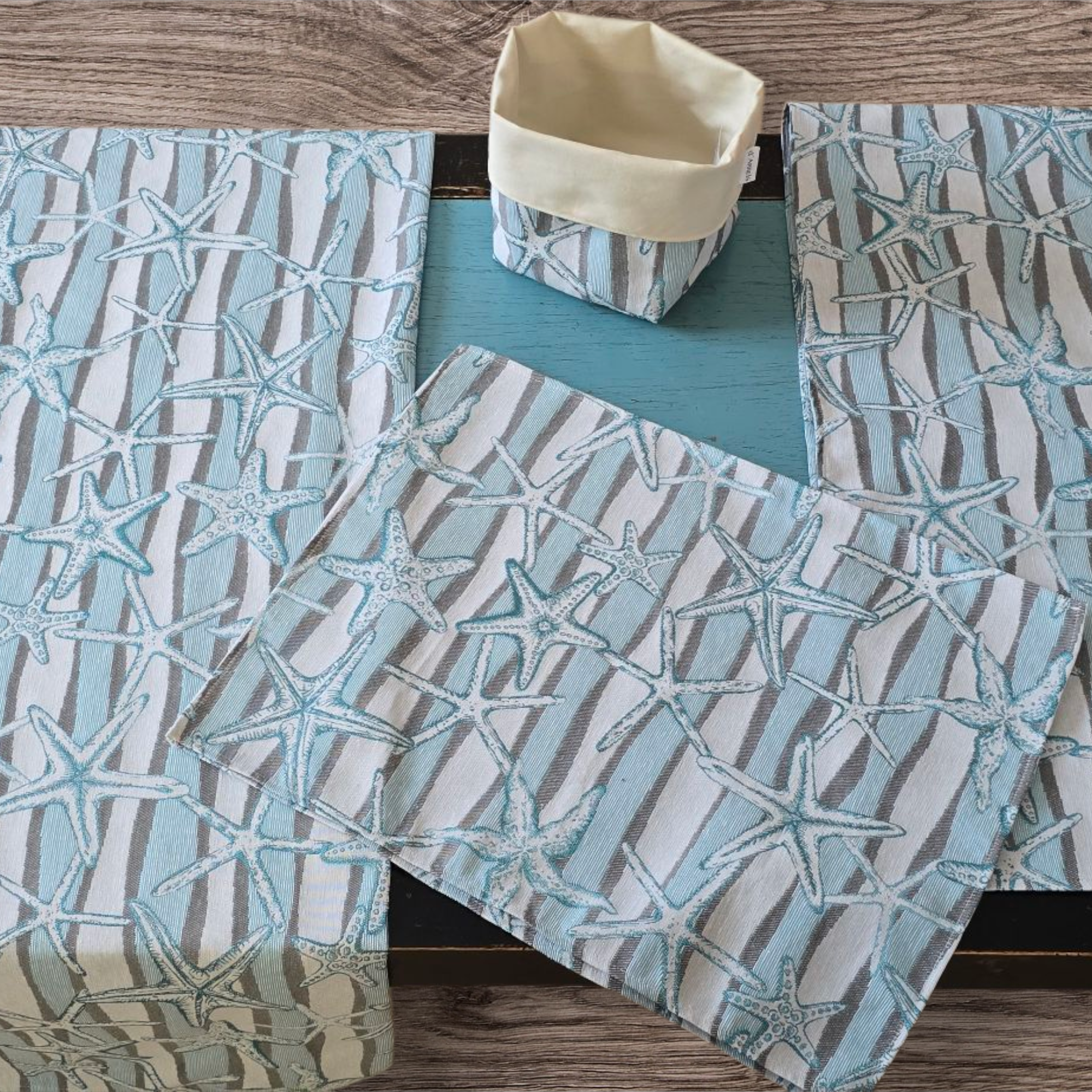 Mantel Gobelino de 140x140 cm con estampados únicos de limones, cerezas o estrellas de mar. Su diseño combina elegancia y fre