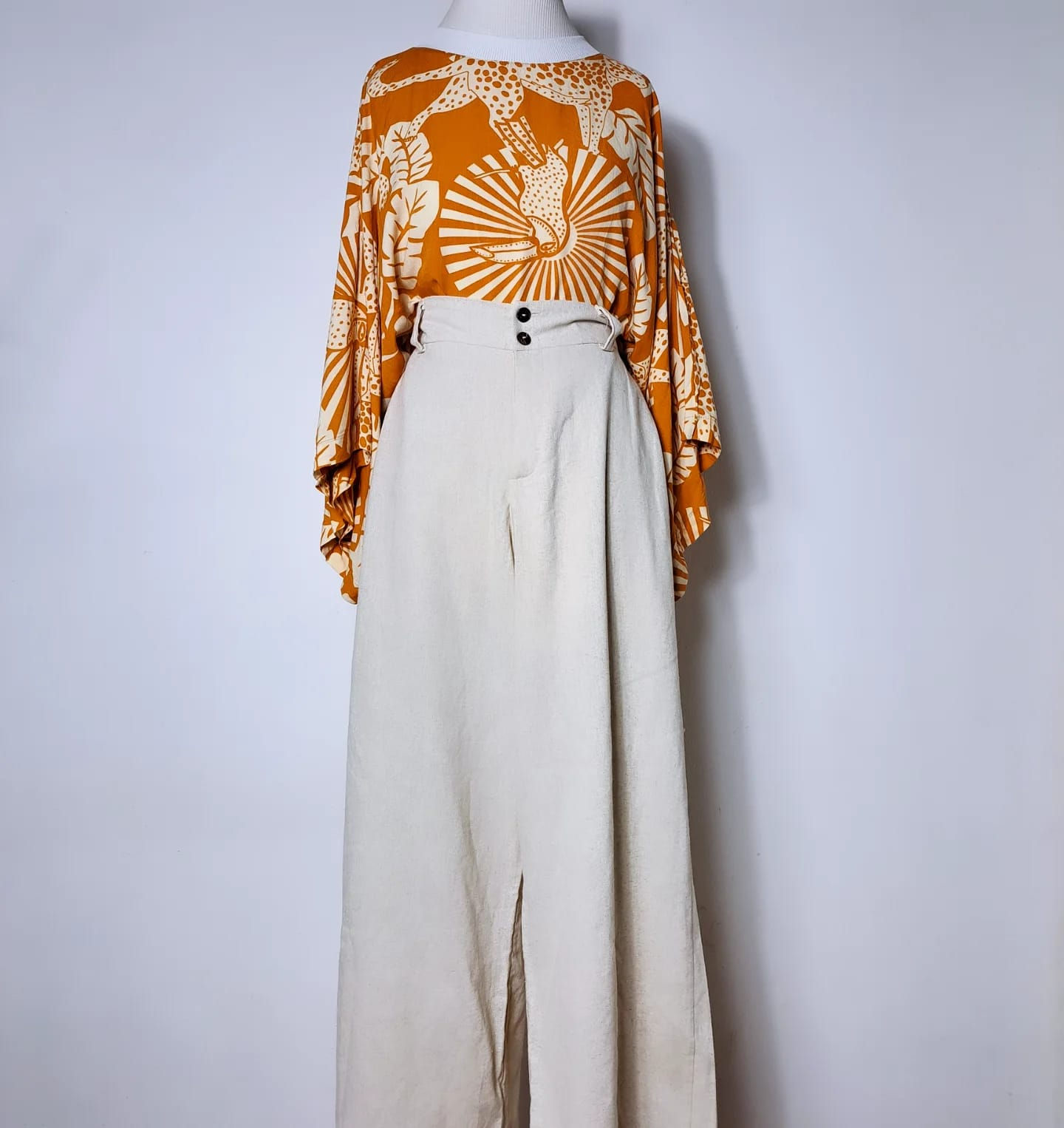 Calça Pantalona em Linho c/ bolsos nas laterais e elástico nas costas