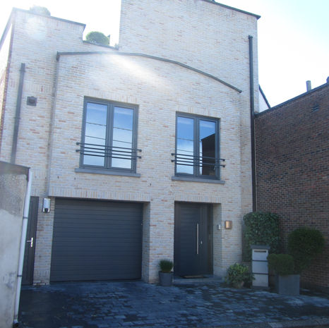 Het terras op de bovenverdieping laat de bewoners in alle privacy het hele jaar door genieten van de zon.