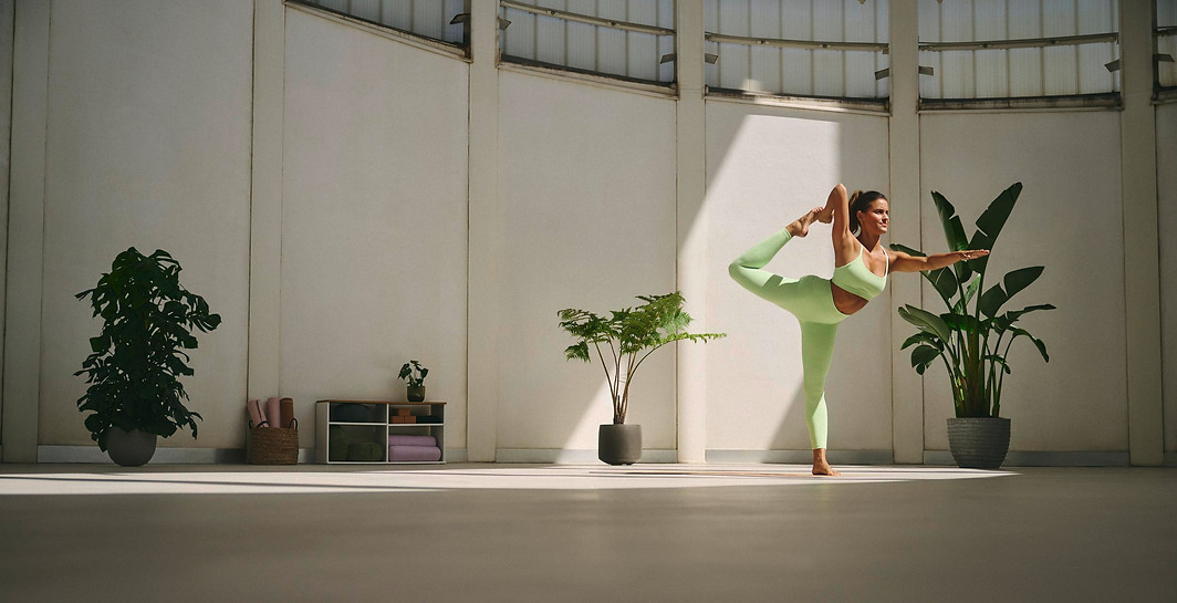 SS24_CCM_TRAINING_YOGA_FEMALE_HERO_Q1_01.jpg