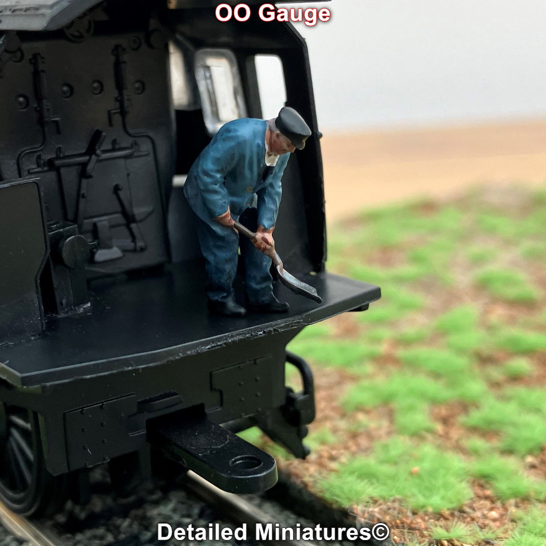 OO Gauge Fireman With Short Shovel OO 004