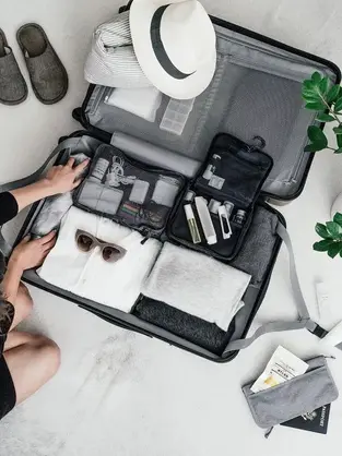 AT PAKKE HELE SIT LIV NED I ÉN KUFFERT