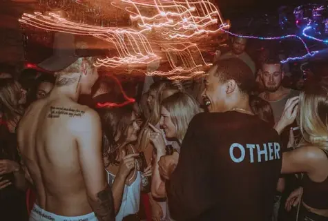 SÅDAN SLIPPER DU AF MED JALOUSI OG NERVØSITET OVER KÆRESTENS BYTUR