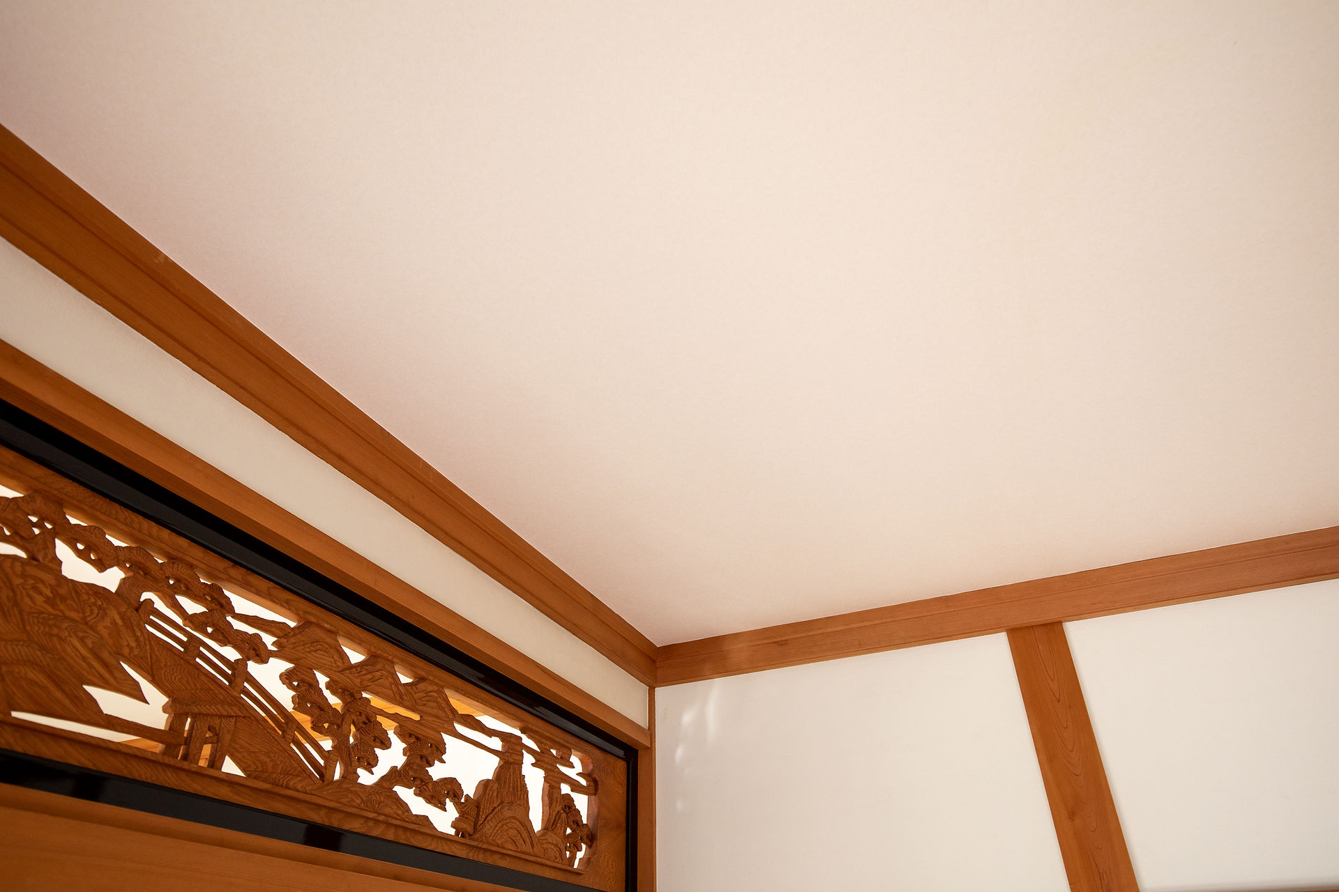 工事完成度の屋内の天井の写真