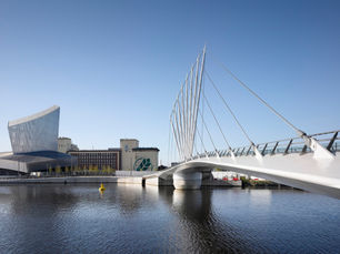 Conheça os projetos de Canais Urbanos mais interessantes do mundo: Media City Footbridge