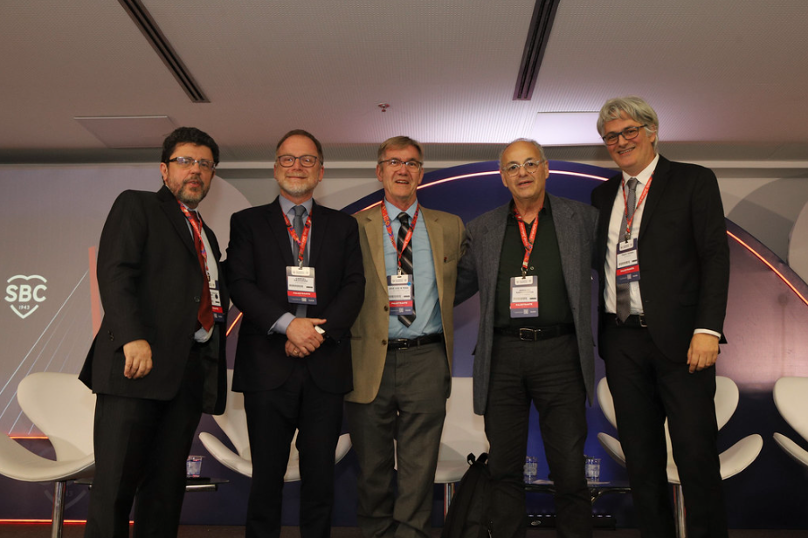 Mesa-redonda Multimodalidade de imagem cardiovascular na doença isquêmica do coração. Dr. Ronaldo de Souza Leão (RJ), Dr. Gabriel Grossman (RS), Dr José Luiz Barros Pena (MG), Dr. Arnaldo Rabischoffsky (RJ), Dr. Tiago Senar Garcia (SP)