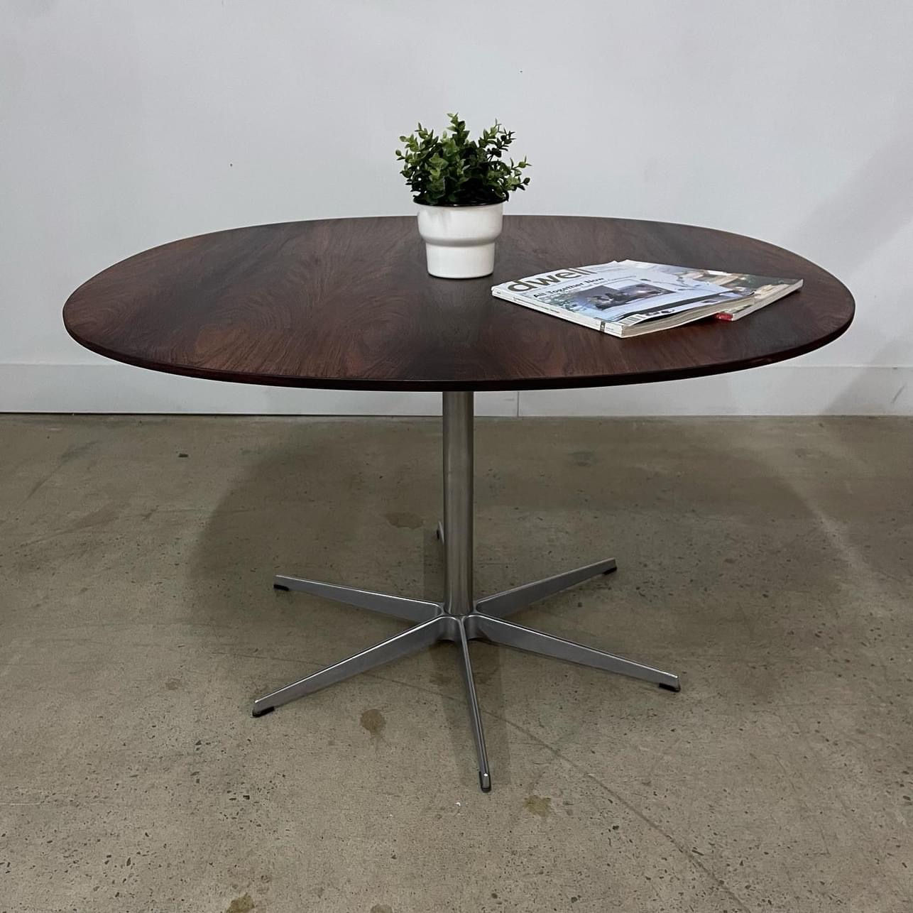 Table Arne Jacobsen
