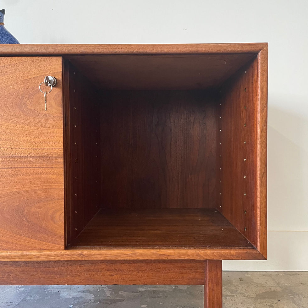 Miniature : Petit buffet en noyer