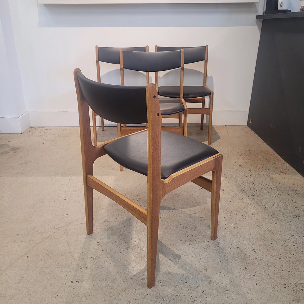 Miniature : Chaises en Teck.
