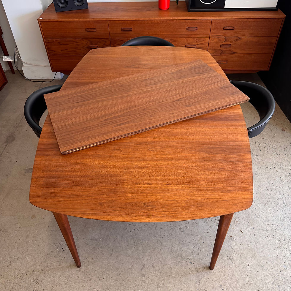 Miniature : Table en noyer