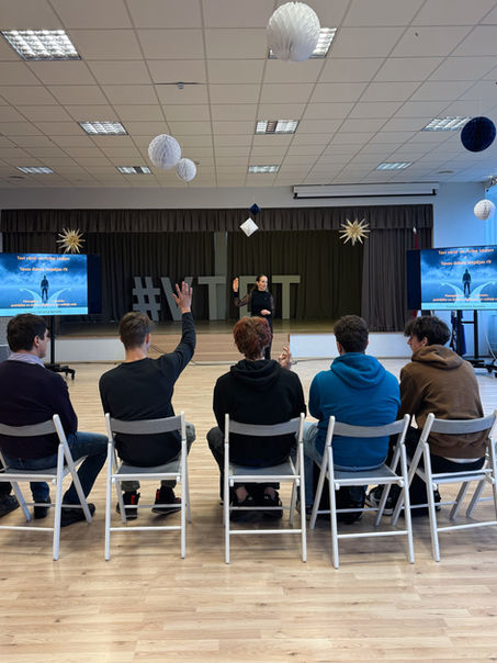 "Rīcība, kas veido nākotni: uzvedība digitālajā un reālajā vidē"