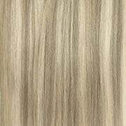 En-person-visar-upp-långa-vackra-hårförl