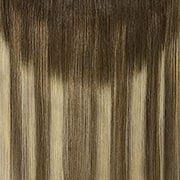 En-person-visar-upp-långa-vackra-hårförl