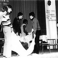1980.
Predstava u izvođenju učenika