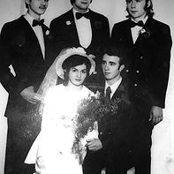 21.10.1973.
Sede: Mladenci Cana i Bane Savić (vlasnici poslastičarnice PROLEĆE)
Stoje: učenik "čika Baneta", Preža Kurkula, Dragan (radio na izdavanju ličnih karti i registracija)