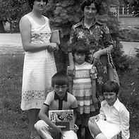 Oko 1977. u parku
Todorović Brana, Nikolić Dragica,
Vera Antić (dev. Nikolić),
Todorović Rade, Vesna Ivković (dev. Nikolić)