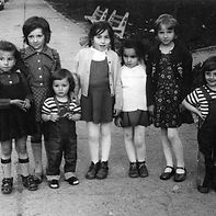 Oko 1976. u parku
S' leva na desno: Vera Antić (dev. Nikolić), Vesna Ivković (dev. Nikolić), xxx, Nikica Josifov (dev. Stamenović), Lela (dev. Stamenović), Biljana Srejić (dev. Jevdosić), ???