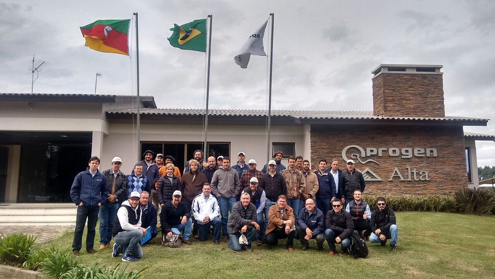 Grupo de produtores, técnicos e representantes que prestigiaram o evento
