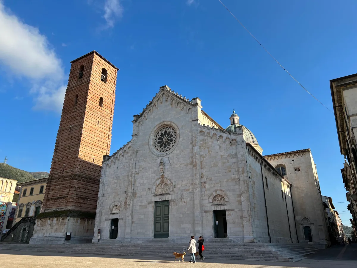 Pietrasanta — Platz und Kirche