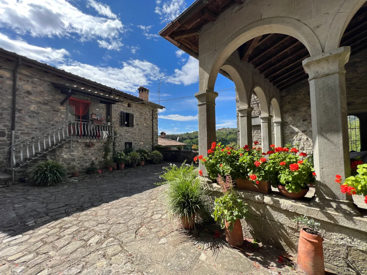 Bagnone — Stein und Arkaden
