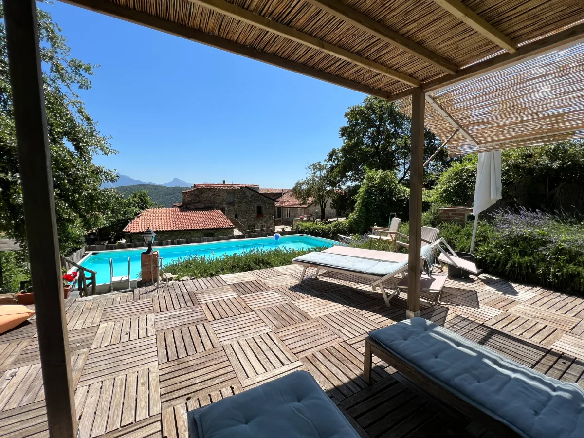 From the pergola towards the pool