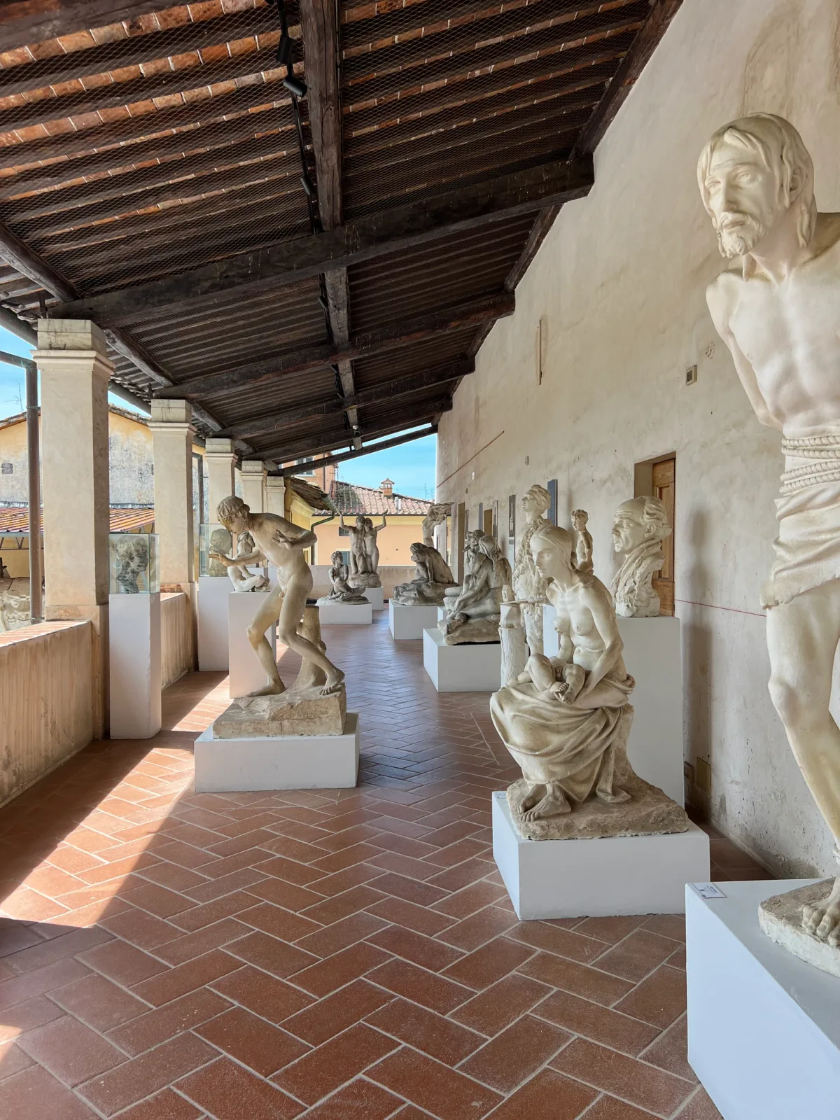 Pietrasanta — Skulpturen unter der Loggia