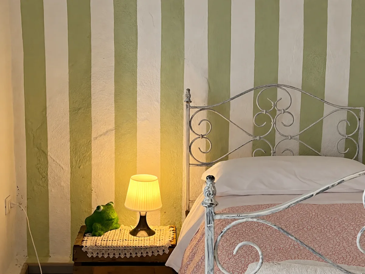 Single bed — detail