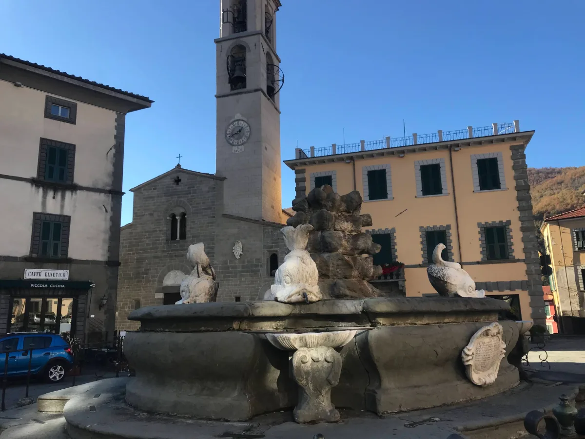 Fivizzano — Platz und Brunnen