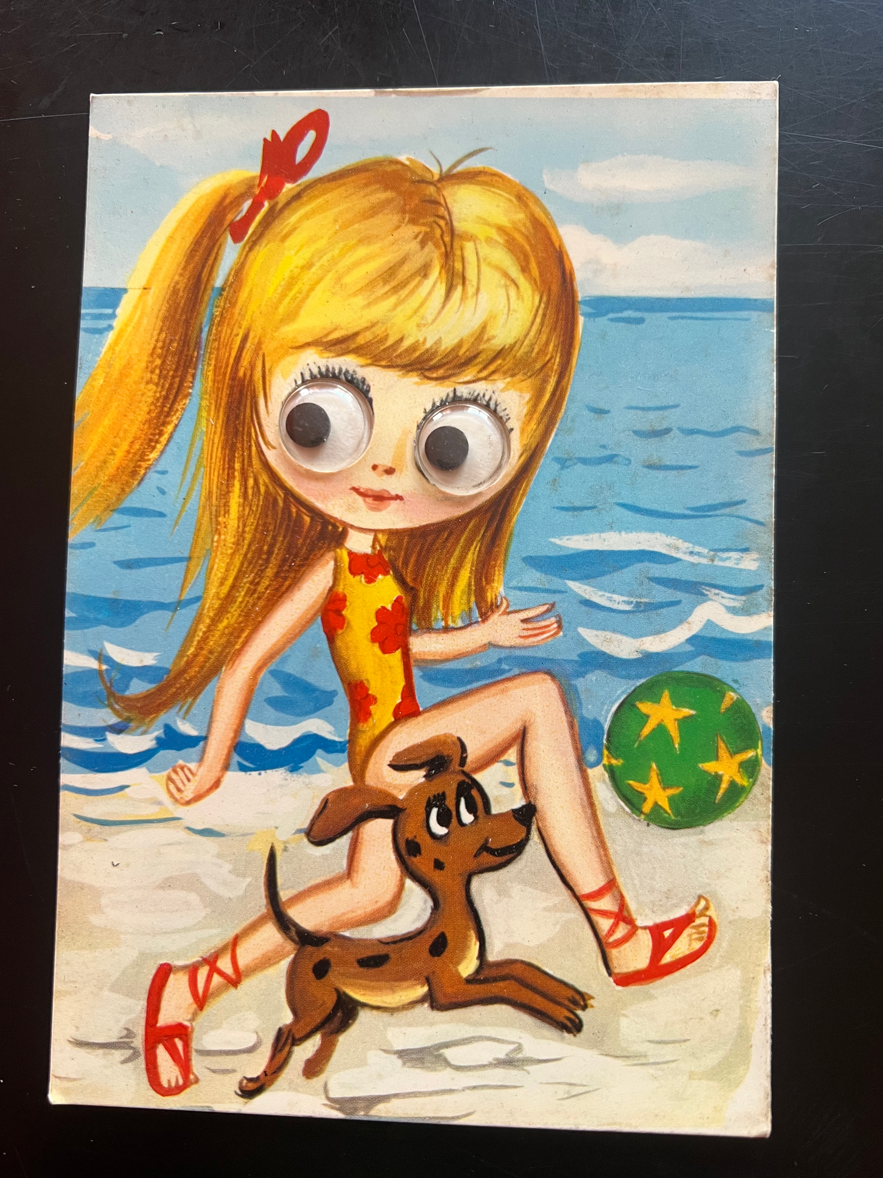 Cartolina vintage anni 70 ragazza con occhi mobili con cagnolino al mare