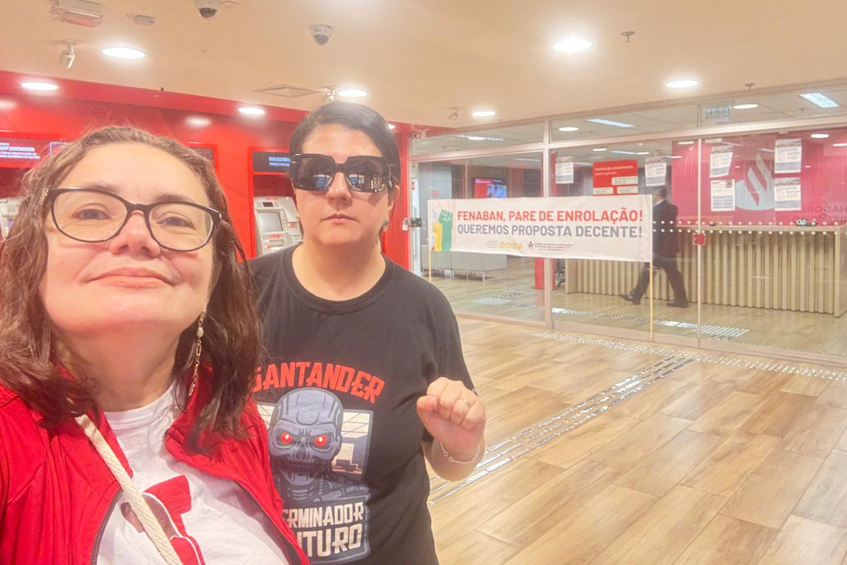 Bia Fuganti e Silvia, do Bancários na Luta, participam da paralisação no Santander Select, na região central de São Paulo, nesta quinta-feira (20). A atividade integra a mobilização nacional da categoria para pressionar a Fenaban por uma proposta que avance nas reivindicações dos bancários e bancárias. Foto: Bancários na Luta.