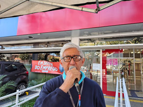 Dirigente sindical Jozivaldo da Costa Ximenes fala no ato na Agência do Bradesco no Planalto Paulista.