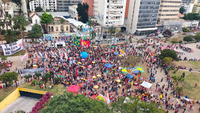 Trabalhadores reunidos no ato de 1º de Maio em São Paulo defendem o fim da escala 6x1, a redução da jornada e os direitos trabalhistas.