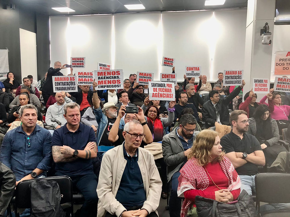 Participantes da Audiência Pública na ALESP levantam cartazes denunciando fraudes e fechamento de agência do Santander nesta segunda-feira, dia 16 de junho de 2025.