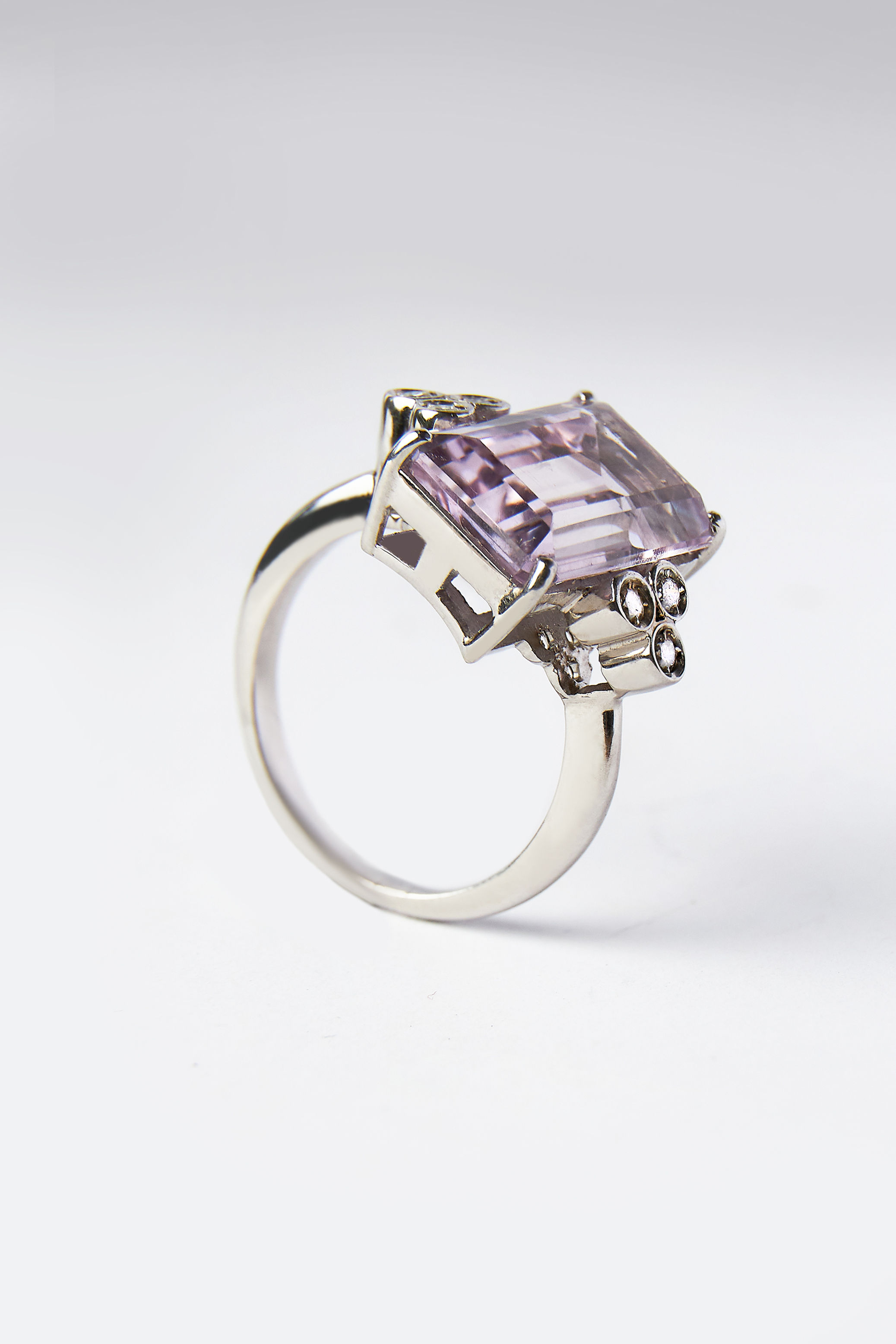 Anel com ametista  lavanda e diamantes