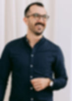 Semih Morel, Unternehmensberater aus Dornbirn, lachend im Porträt