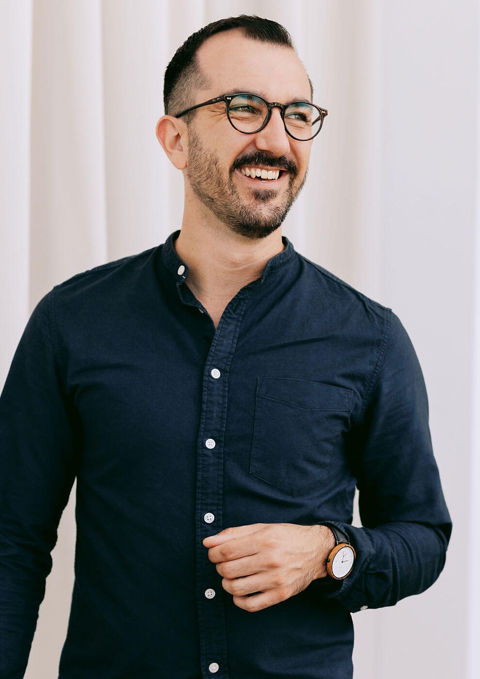 Semih Morel, Unternehmensberater aus Dornbirn, lachend im Porträt