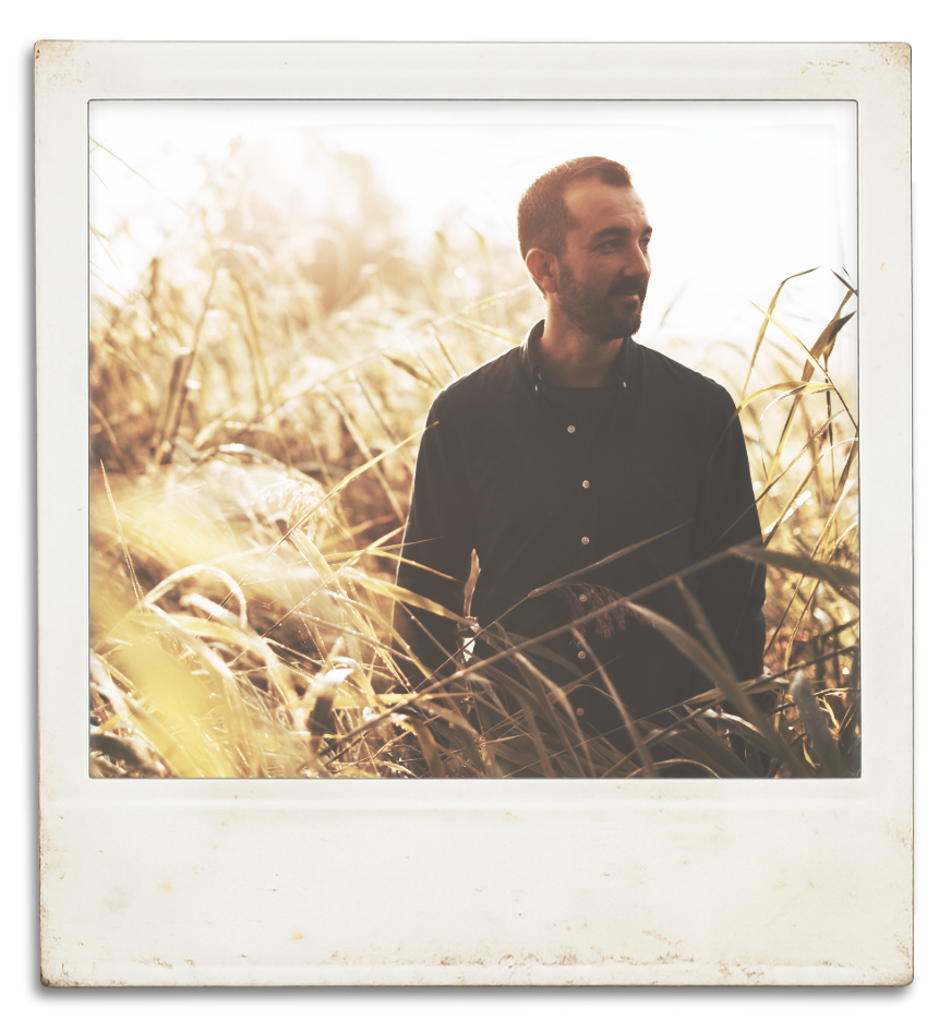 Ein Polaroid, dass Semih Morel zwischen Schilf stehend zeigt