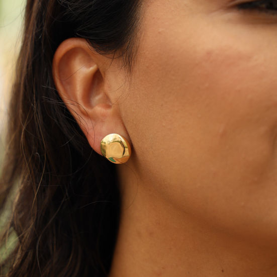 mulher usando Brinco Botão Orgânico Minimalista Banhado a Ouro 18k na orelha