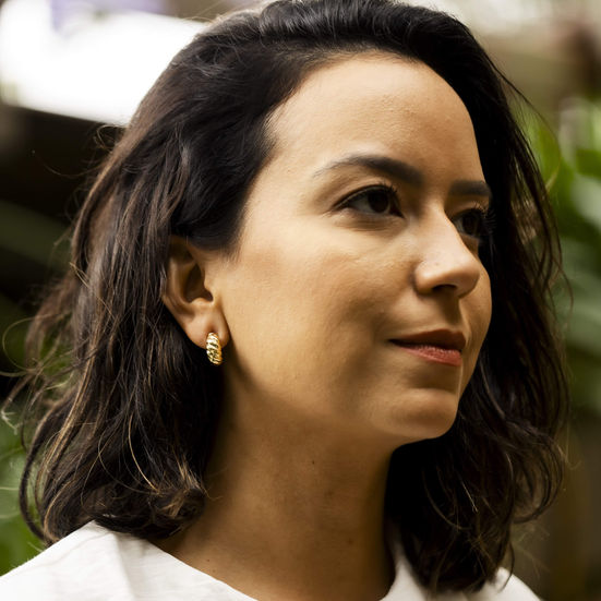 mulher usando Brinco Meia Argola Croissant Banhado a Ouro 18k