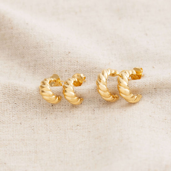 dois pares de Brincos Meia Argola Croissant Banhado a Ouro 18k sobre tecido