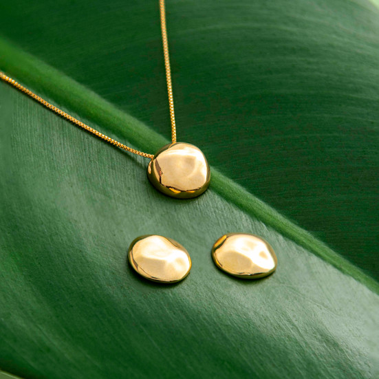 Brinco Botão Orgânico Minimalista Banhado a Ouro 18k e colar sobre folha verde