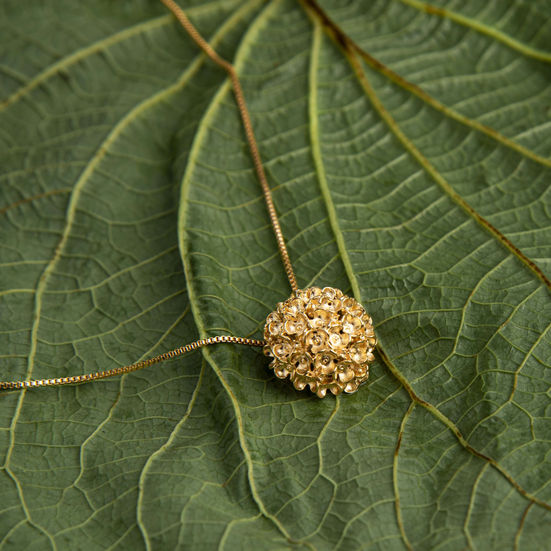 Colar Buquê de Flores Redondo Banhado a Ouro 18k sobre folha verde