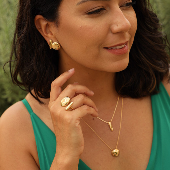 mulher usando Brinco Palito Orgânico Minimalista Banhado a Ouro 18k na orelha