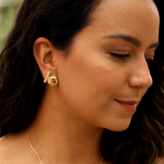 mulher usando Brinco Palito Orgânico Minimalista Banhado a Ouro 18k na orelha