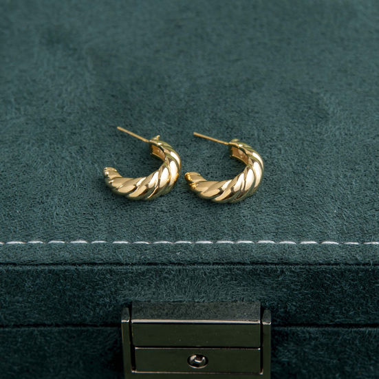 Brinco Meia Argola Croissant Banhado a Ouro 18k sobre tecido